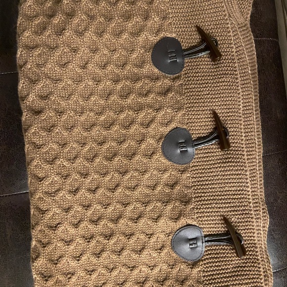 Brown scarf. Length 74 cm by 21.5cm width - Picture 2 of 3